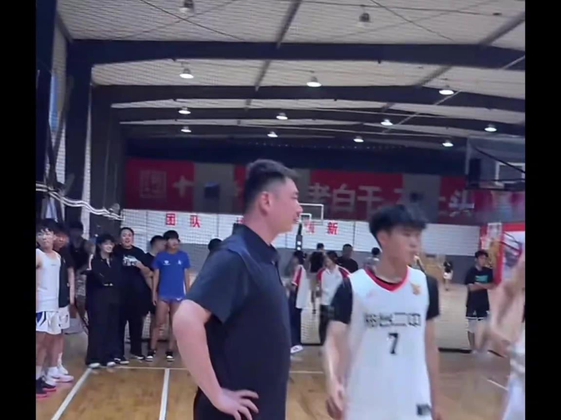 篮球场上，这样的战术执行真的太舒服了！