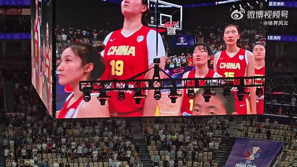 女篮亚洲杯开场 现场女球迷与中国女篮队员们齐唱国歌