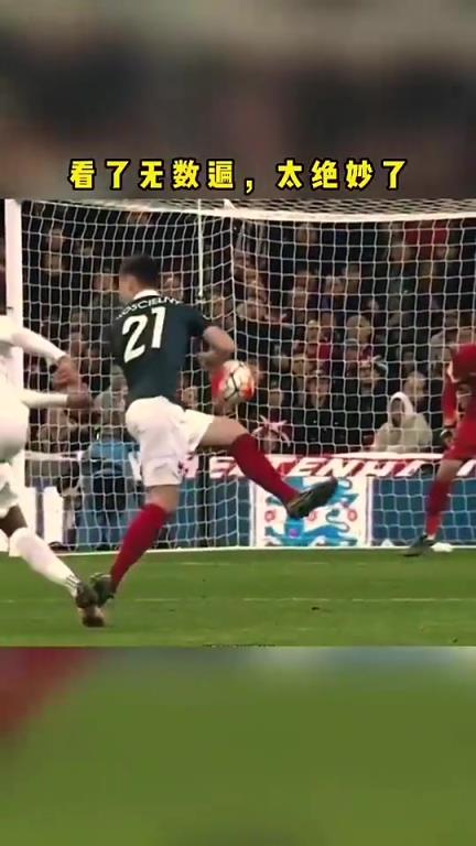 这弧线有点离谱了！门将：这球怎么越走越远！