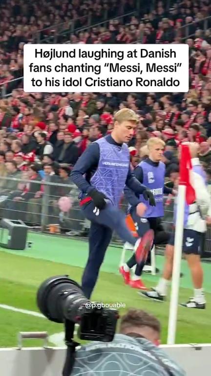 丹麦球迷朝热身中的霍伊伦高喊“梅西”，霍伊伦差点笑坏了~