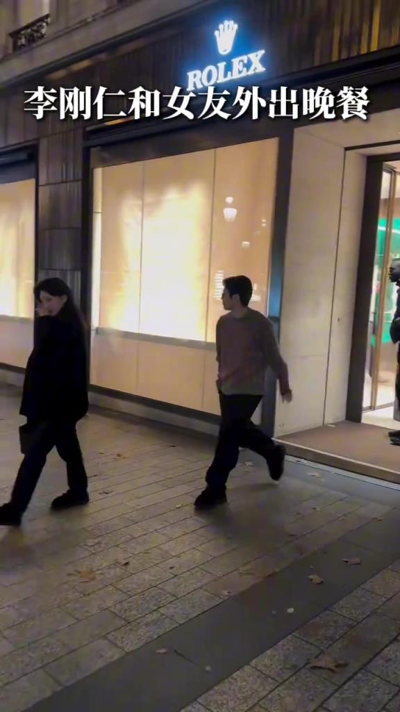 李刚仁被拍到和女友外出吃饭，女友可是大名鼎鼎的斗山集团千金！