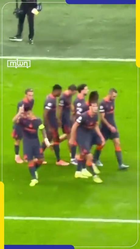 重情重义！实拍：劳塔罗欧冠破门后，向好友阿什拉夫送上问候❤