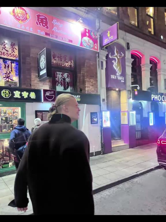 吃不完打包带走！哈兰德去吃中餐和粉丝一起合影！